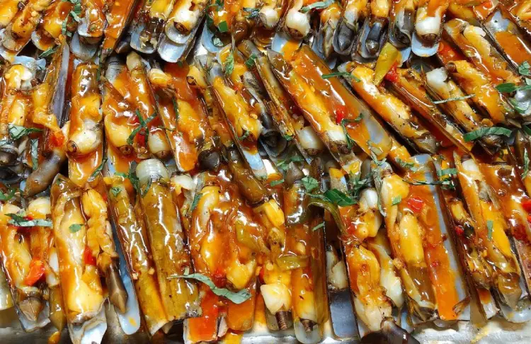 Razor Clams Stir-fried with Tamarind